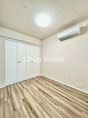 TOWER RESIDENCE TOKYOの寝室|【寝室】心と体をゆったりと安らげる主寝室。寝室のゆとりが大きい分だけ、暮らしの安らぎは深まります。一日の疲れを癒すだけでなく、ご夫婦の親密な語らいを紡ぎ出します