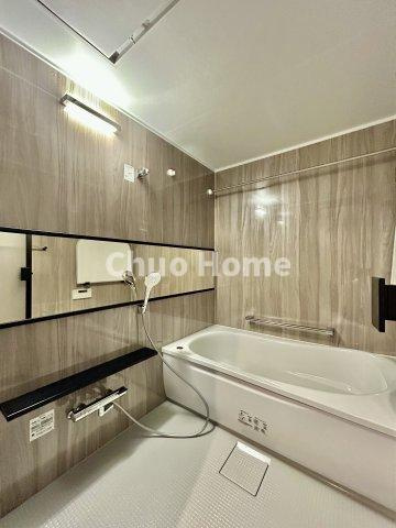 TOWER RESIDENCE TOKYOの浴室|【バスルーム】暖房換気乾燥機付きシステムバスルーム。暖房・冷風・換気・乾燥など、毎日を快適に過ごせるうれしい機能が揃っています。雨の日の洗濯物も安心です。