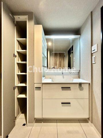 TOWER RESIDENCE TOKYOの独立洗面台|【洗面化粧台】洗面化粧台には三面鏡を採用。身だしなみを整えやすい事はもちろんですが、鏡の後ろに収納スペースを設ける事により、散らかりやすい洗面スペースをすっきりさせる事が出来るのも嬉しいですね