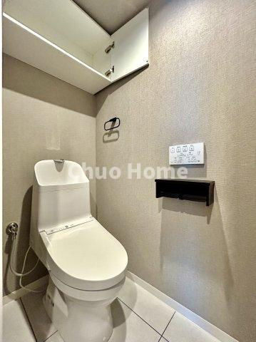 TOWER RESIDENCE TOKYOのトイレ|【トイレ】 収納スペースをしっかりと確保した温水洗浄便座機能付きトイレ。温水洗浄便座は清潔にお使いいただくための大切なアイテムです。