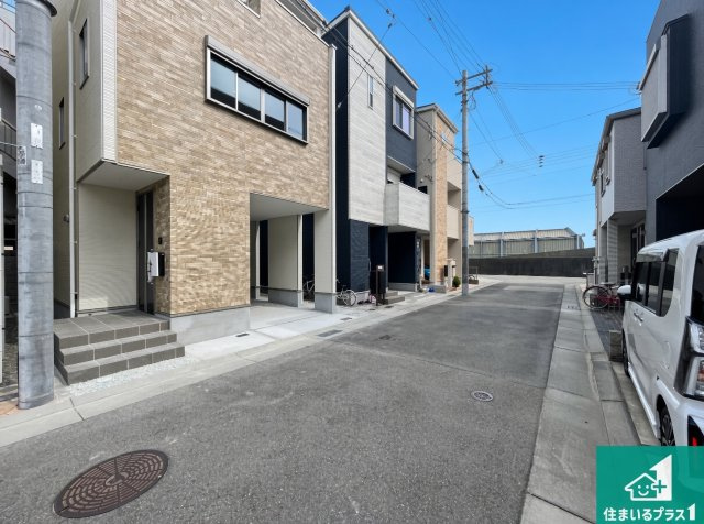 神戸市兵庫区吉田町　第1期　新築一戸建ての前面道路含む現地写真|周辺は閑静な住宅街！前面道路広々で車の出し入れも便利です。駐車が苦手な方でも安心して車庫入れできます！