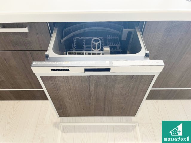 揖保郡太子町鵤　第1期　新築一戸建ての設備|食事後の一仕事、食器洗いをボタン一つでお任せできちゃいます！場所を取らないビルトイン式なので、お料理スペースもしっかり確保！