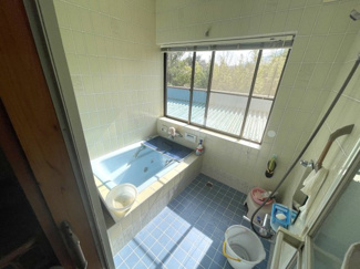 【浴室】 | 大津市大物723-5　戸建て | 二階にあり、窓からの自然の眺望も楽しめる浴室