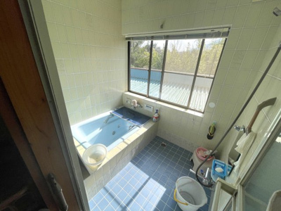 【浴室】 | 大津市大物723-5　戸建て | 二階にあり、窓からの自然の眺望も楽しめる浴室