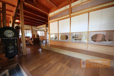 【玄関】 | 大津市大物723-5　戸建て | 玄関別角度、奥がリビング