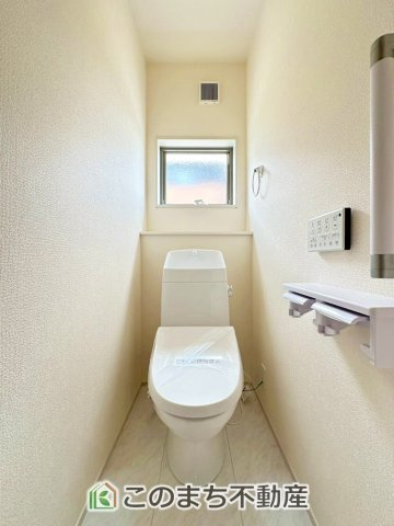 LiveleGarden.S宇都宮市中里町第5のトイレ|小窓から換気ができて清潔なトイレスペース☆温水洗浄便座搭載です！
