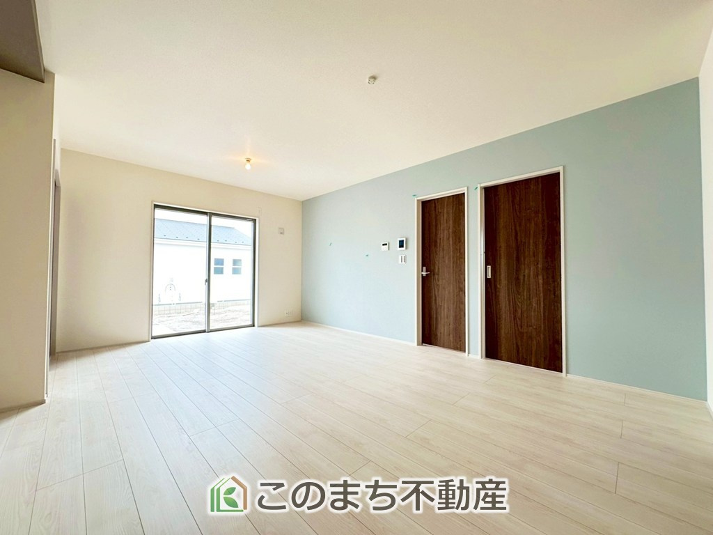 LiveleGarden.S宇都宮市中里町第5の居間・リビング|"ＬＤＫは家族団欒スペースとしては十分な広さです！
大きいダイニングテーブル、カウチ付きソファ、大型ＴＶも気兼ねなく配置可能！！"
