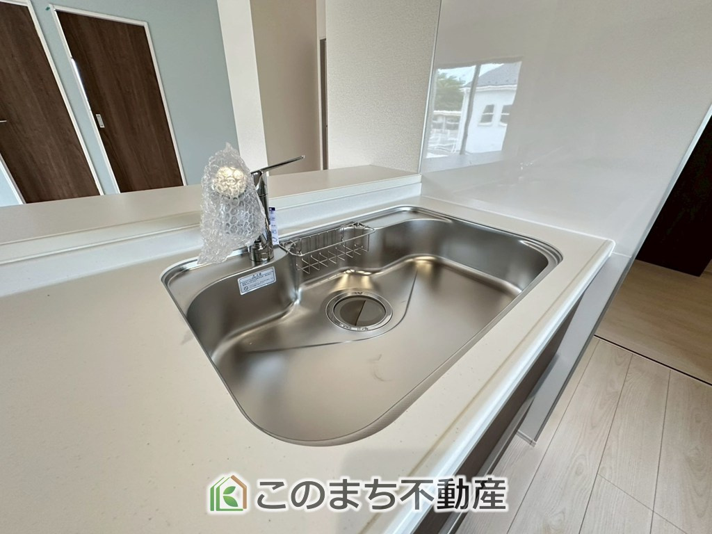 LiveleGarden.S宇都宮市中里町第5の設備|ビルトイン型浄水器を内蔵したキッチン水栓。お米を研いだり、野菜を洗ったりするときなど用途に応じてワンタッチで浄水に切り替えが可能です。カートリッジ式なので、フィルターを簡単に交換する事が出来ます。
