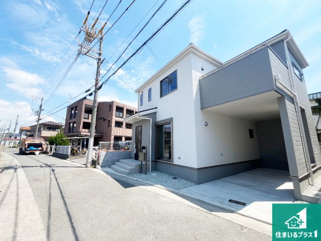 明石市大久保町西脇　第5期　新築一戸建ての前面道路含む現地写真|周辺は閑静な住宅街！前面道路広々で車の出し入れも便利です。駐車が苦手な方でも安心して車庫入れできます！