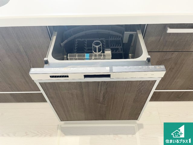 揖保郡太子町鵤　第1期　新築一戸建ての設備|食事後の一仕事、食器洗いをボタン一つでお任せできちゃいます！場所を取らないビルトイン式なので、お料理スペースもしっかり確保！