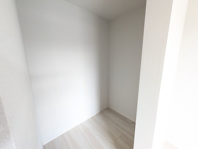 土浦市木田余　1期　新築戸建て　２号棟の収納|大容量のウォークインクローゼット。衣類はもちろん、スーツケースや季節の家電もまとめて収納でき、居室空間をすっきりと保ちます。
