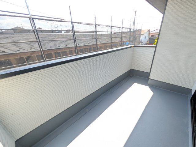 土浦市木田余　1期　新築戸建て　２号棟のバルコニー|洗濯物も布団もまとめて干せるワイド設計。
広々としたワイドバルコニーで、家事の効率が上がり、日々の暮らしが快適になります。
