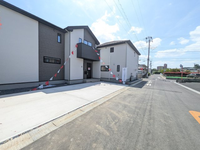 土浦市木田余　1期　新築戸建て　２号棟の外観|現地完成済で建物や駐車場、お庭も全てご覧いただけます。
陽当たりや敷地の広さをご確認できます！
本日のご見学も可能です♪
お気軽にお電話またはお問い合わせください。