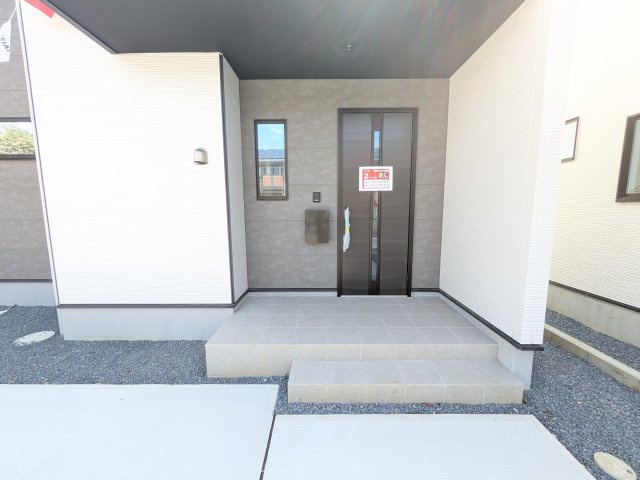 土浦市木田余　1期　新築戸建て　２号棟の玄関|お洒落な玄関ドアと洗練された外壁デザイン。家の顔にふさわしい上質な佇まいで、ご家族やお客様を迎えます。
