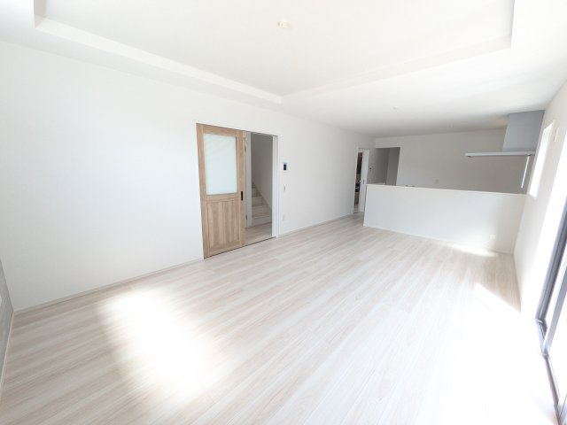 土浦市木田余　1期　新築戸建て　２号棟の居間・リビング|居心地の良いデザインと機能性を両立。ご友人を招いたり、趣味を楽しんだり、様々なシーンで活躍する団らんの中心地です。