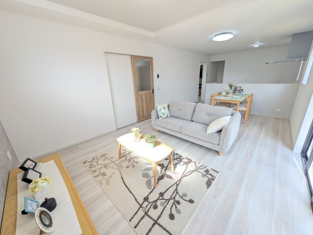 土浦市木田余　1期　新築戸建て　２号棟の居間・リビング|居心地の良いデザインと機能性を両立。ご友人を招いたり、趣味を楽しんだり、様々なシーンで活躍する団らんの中心地です。