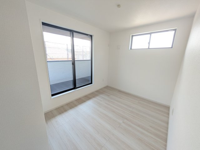 土浦市木田余　1期　新築戸建て　２号棟の洋室|たっぷり収納と明るい窓で、片付けも気持ち良くできる洋室。
お子様の「自分の部屋が欲しい」という夢を叶えます。