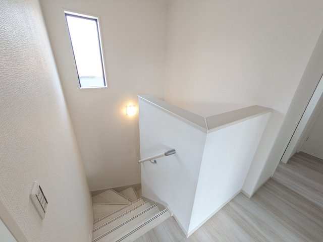 土浦市木田余　1期　新築戸建て　２号棟の内装|窓付きで明るい階段は、手すり付きでお子様からご年配の方まで安心して上り下りができます♪