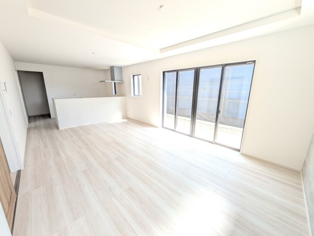 土浦市木田余　1期　新築戸建て　２号棟の居間・リビング|家族の会話が自然と弾む、広々としたゆとりのLDK。南向きの窓からたっぷりの光が射し込む明るく快適な空間です。