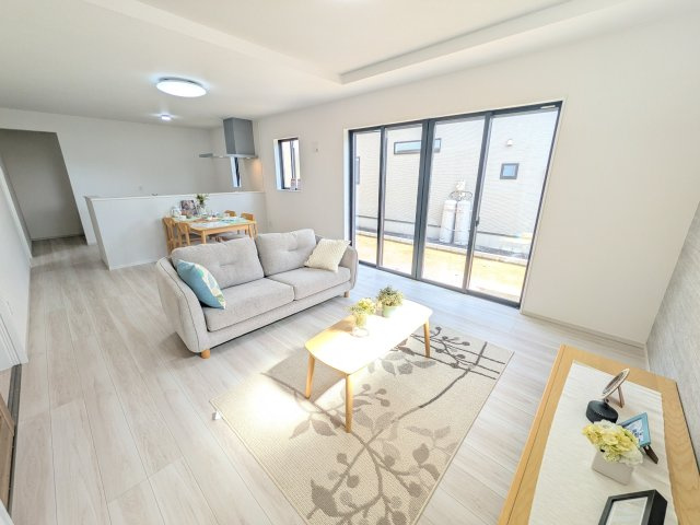 土浦市木田余　1期　新築戸建て　２号棟の居間・リビング|家族の会話が自然と弾む、広々としたゆとりのLDK。南向きの窓からたっぷりの光が射し込む明るく快適な空間です。