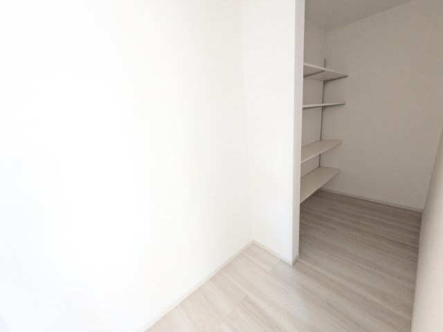 土浦市木田余　1期　新築戸建て　２号棟のキッチン|まとめ買いや非常食のストックに大活躍！キッチン周りの雑然としたものを全て隠せる大容量パントリーを完備。