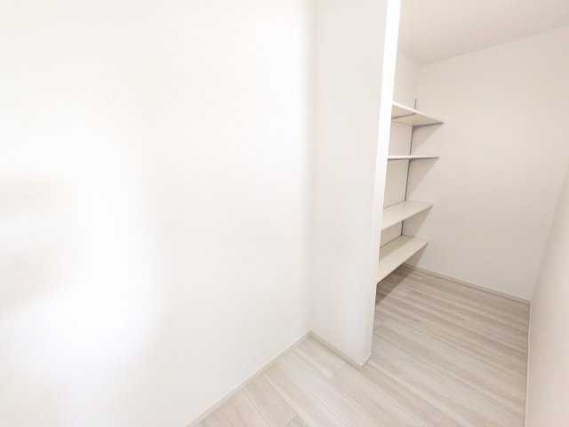土浦市木田余　1期　新築戸建て　２号棟のキッチン|まとめ買いや非常食のストックに大活躍！キッチン周りの雑然としたものを全て隠せる大容量パントリーを完備。