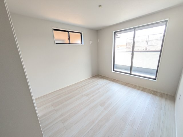 土浦市木田余　1期　新築戸建て　２号棟の洋室|バルコニーに面した２面採光で明るく開放的な洋室です。
デザイン性の高いアクセントクロスで、落ち着いた雰囲気を演出。収納力たっぷりのWIC完備で、室内をすっきりと保てます♪