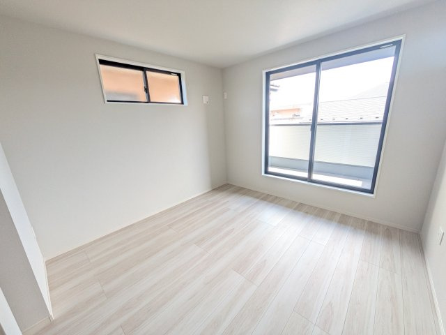 土浦市木田余　1期　新築戸建て　２号棟の洋室|バルコニーに面した２面採光で明るく開放的な洋室です。
デザイン性の高いアクセントクロスで、落ち着いた雰囲気を演出。収納力たっぷりのWIC完備で、室内をすっきりと保てます♪