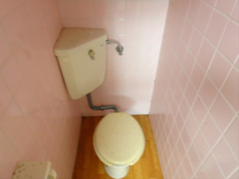 落ち着いた色調のトイレです