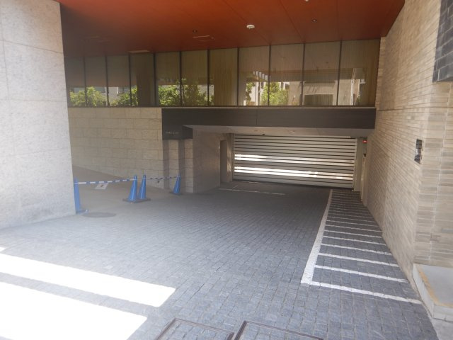 プラウド上原の駐車場