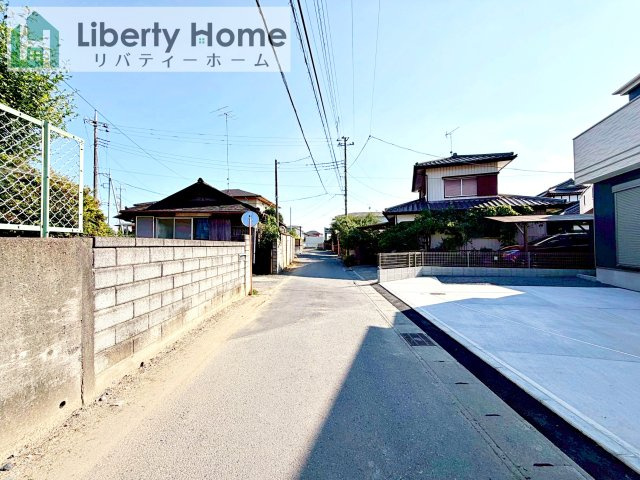 石岡市石岡　新築戸建の前面道路含む現地写真