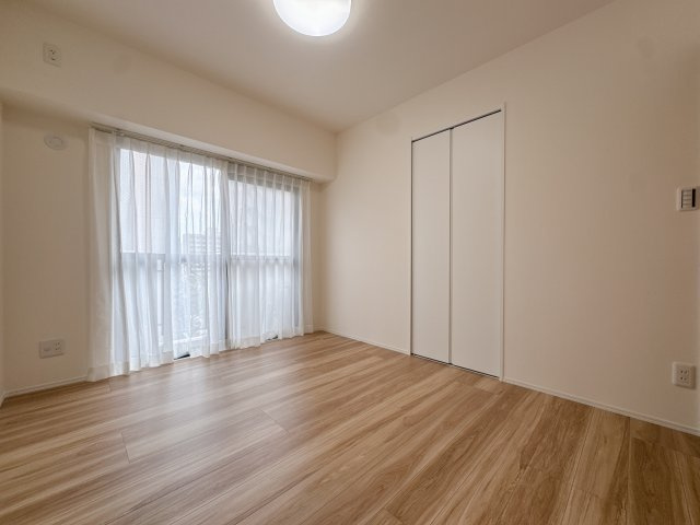 【洋室】 | コアマンション美野島☆仲介手数料無料☆ | 柔らかな光が差し込むプライベートルーム。シンプルで落ち着いた内装は、どんな家具とも相性抜群です。