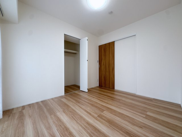【洋室】 | コアマンション美野島☆仲介手数料無料☆ | 落ち着いた雰囲気の洋室。寝室やワークスペースなど、多目的にご利用いただけます。