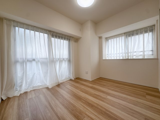 【洋室】 | コアマンション美野島☆仲介手数料無料☆ | 採光に優れた洋室。朝日が差し込み、気持ちの良い朝を迎えられます。
