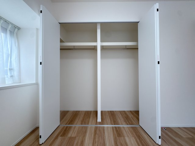 【収納】 | コアマンション美野島☆仲介手数料無料☆ | 【リフォーム済みの清潔な収納スペース】内装に合わせ、収納内部も美しく一新。棚板の調整など使い勝手にも配慮されており、大切な衣類も安心して保管いただけます。