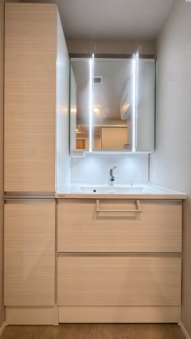 【独立洗面台】 | コアマンション美野島☆仲介手数料無料☆ | 【三面鏡タイプ】鏡裏収納付きで洗面周りもスッキリ。忙しい朝の身支度をスムーズにする、機能性とデザイン性を両立した独立洗面台です。