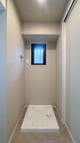 【ランドリースペース】 | コアマンション美野島☆仲介手数料無料☆ | 室内洗濯機置き場を完備。防水パン付きで万が一の漏水にも配慮されています。キッチンや洗面室からの動線も良く、効率よく家事をこなせる設計が魅力です。