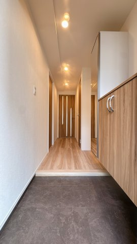 【玄関】 | コアマンション美野島☆仲介手数料無料☆ | 住まいの顔となる玄関は、気品漂うデザイン。収納力豊富なシューズボックスを備えています。