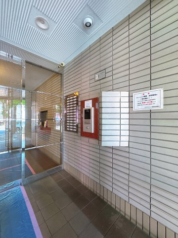 【エントランス】 | コアマンション美野島☆仲介手数料無料☆ | 築年数を感じさせない美しさは、丁寧な維持管理の証。ゲストを招待したくなるような端正な佇まいが魅力です。ぜひ現地で、その管理の質の良さを実感してください。