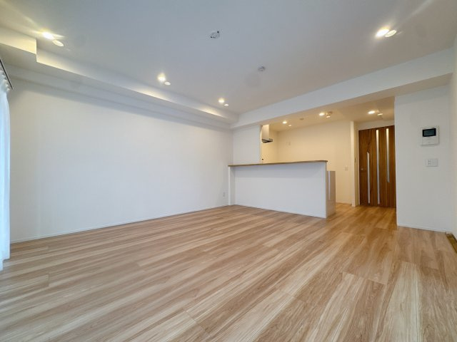 【居間・リビング】 | コアマンション美野島☆仲介手数料無料☆ | 自然光がたっぷりと差し込む明るいリビング。家族が集まり、ゆったりとした時間を過ごせる広々とした設計です。