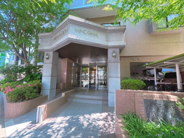 【エントランス】 | コアマンション美野島☆仲介手数料無料☆ | 昔ながらの「美野島商店街」も近く、温かみのある街並みも魅力のひとつ。飲食店も多く、外食派の方にもおすすめのエリアです。