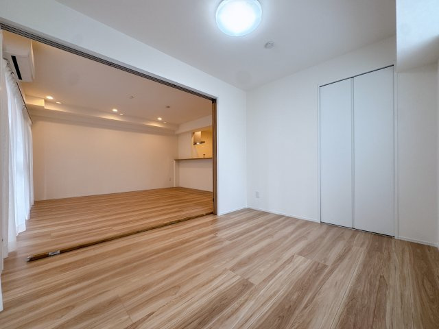 【洋室】 | コアマンション美野島☆仲介手数料無料☆ | 居住スペースをしっかり確保した、家具配置のしやすい機能的なレイアウト。帰宅後、一人の時間をゆったりと贅沢に過ごせる落ち着いた空間です♪
