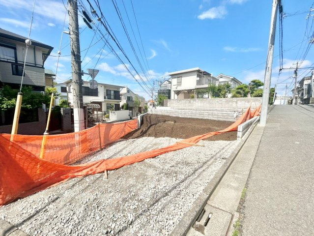 練馬区東大泉2丁目　建築条件無し売地　全2区画の前面道路含む現地写真|2026.04.27撮影

現地ご見学希望・資料請求などお気軽にお問い合わせ下さい！
03-5990-5201