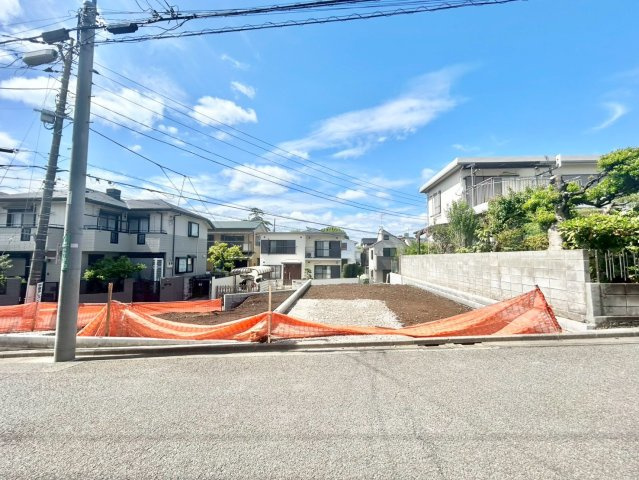 練馬区東大泉2丁目　建築条件無し売地　全2区画の前面道路含む現地写真|2026.04.27撮影

現地ご見学希望・資料請求などお気軽にお問い合わせ下さい！
03-5990-5201