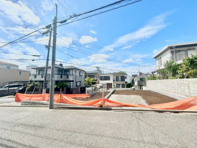 練馬区東大泉2丁目　建築条件無し売地　全2区画の前面道路含む現地写真|2026.04.27撮影

現地ご見学希望・資料請求などお気軽にお問い合わせ下さい！
03-5990-5201