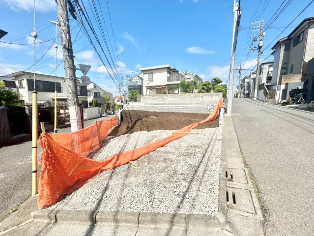 練馬区東大泉2丁目　建築条件無し売地　全2区画の前面道路含む現地写真|2026.04.27撮影

現地ご見学希望・資料請求などお気軽にお問い合わせ下さい！
03-5990-5201