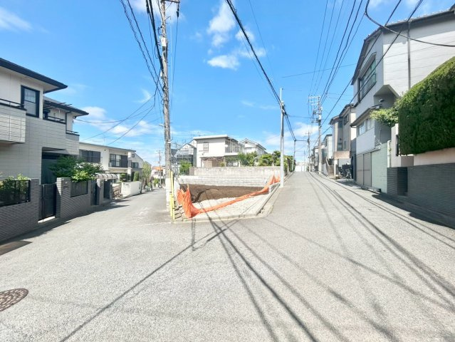 練馬区東大泉2丁目　建築条件無し売地　全2区画の前面道路含む現地写真|2026.04.27撮影

現地ご見学希望・資料請求などお気軽にお問い合わせ下さい！
03-5990-5201