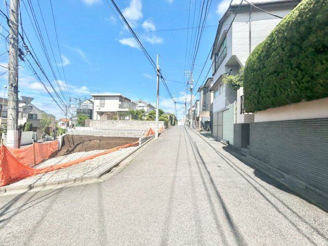 練馬区東大泉2丁目　建築条件無し売地　全2区画の前面道路含む現地写真|2026.04.27撮影

現地ご見学希望・資料請求などお気軽にお問い合わせ下さい！
03-5990-5201