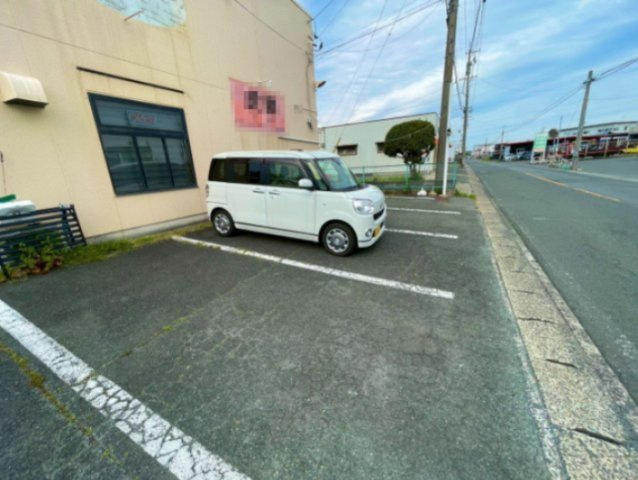 西幸町字幸38住居付店舗の駐車場