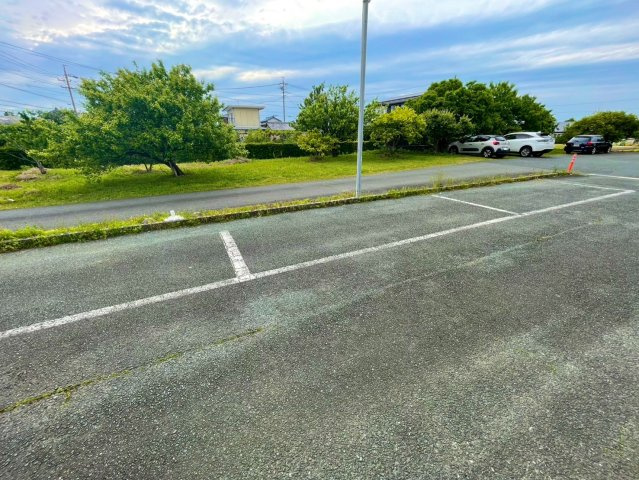 西幸町字幸38住居付店舗の駐車場